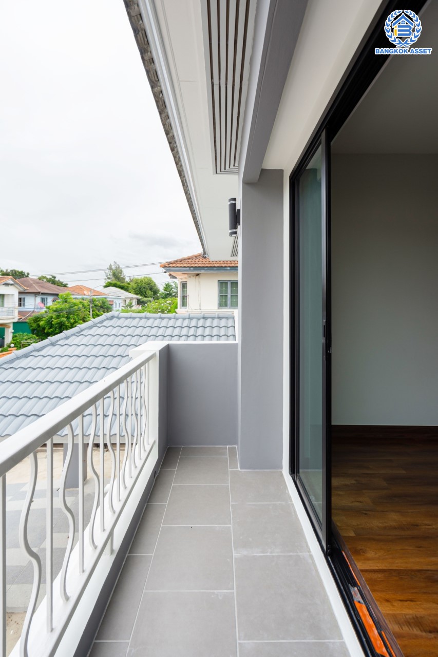 บ้านมือสองตกแต่งใหม่ ม.ชัยพฤกษ์ บางบัวทอง บ้านเดี่ยวหลังมุม แบรนด์ LH เนื้อที่ 72.5 ตร.ว. ฟังก์ชัน 3 ห้องนอน 3 ห้องน้ำ 1 ห้องอเนกประสงค์ จอดรถได้ 1 คัน พร้อม Facilities ครบครัน บนทำเลเดินทางสะดวก ติดถนนบางกรวย-ไทรน้อย ใกล้เซ็นทรัลเวสต์เกต และรถไฟฟ้าสายสีม่วง "สถานีบางพลู"